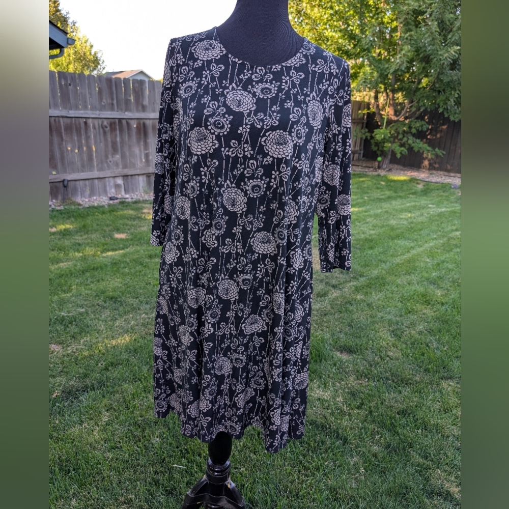 Chic Long Sleeve Floral Dress in Black and White